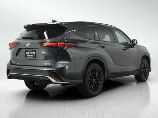 Magnetic Gray Metallic 2025 Toyota Highlander XSE