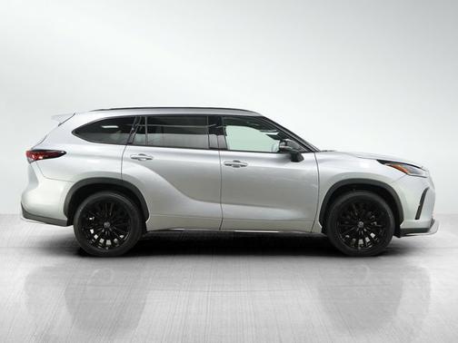 Celestial Silver Metallic 2025 Toyota Highlander XSE