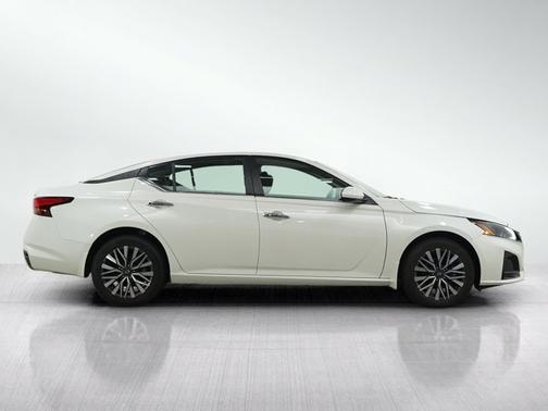 Pearl White Tricoat 2023 Nissan Altima 2.5 SV
