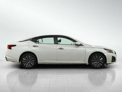 Pearl White Tricoat 2023 Nissan Altima 2.5 SV