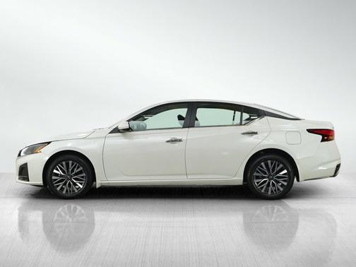 Pearl White Tricoat 2023 Nissan Altima 2.5 SV