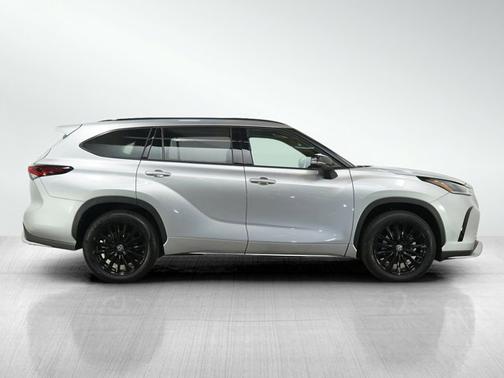 Celestial Silver Metallic 2025 Toyota Highlander XSE