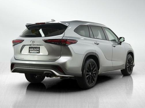 Celestial Silver Metallic 2025 Toyota Highlander XSE