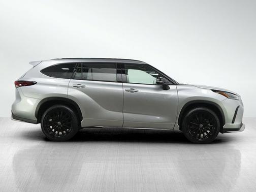 Celestial Silver Metallic 2025 Toyota Highlander XSE