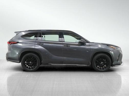 Magnetic Gray Metallic 2025 Toyota Highlander XSE
