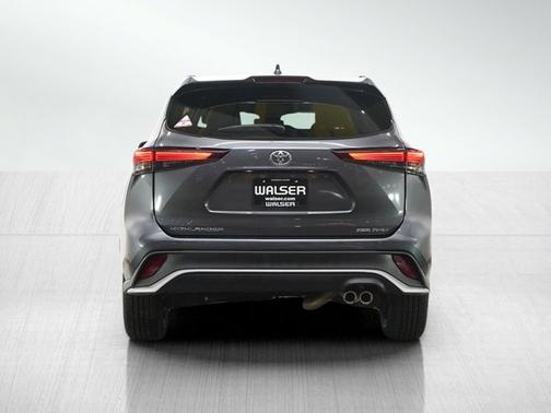 Magnetic Gray Metallic 2025 Toyota Highlander XSE