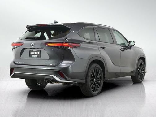 Magnetic Gray Metallic 2025 Toyota Highlander XSE
