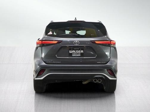 Magnetic Gray Metallic 2025 Toyota Highlander XSE