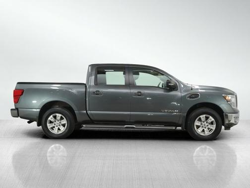 2017 Nissan Titan SV