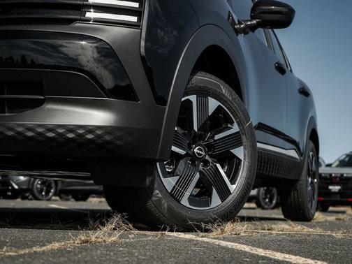 Super Black 2027 Nissan Kicks SV