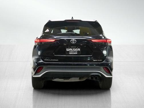 Midnight Black Metallic 2025 Toyota Highlander XSE