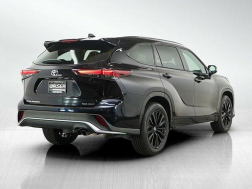 Midnight Black Metallic 2025 Toyota Highlander XSE