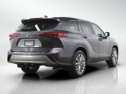 Magnetic Gray Metallic 2022 Toyota Highlander Platinum