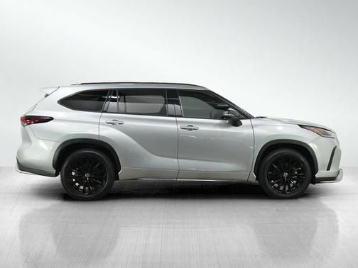 Celestial Silver Metallic 2025 Toyota Highlander XSE