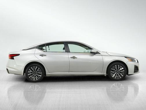 Brilliant Silver Metallic 2023 Nissan Altima 2.5 SV