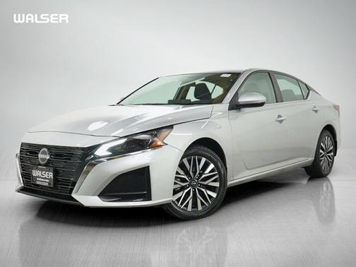 Brilliant Silver Metallic 2023 Nissan Altima 2.5 SV