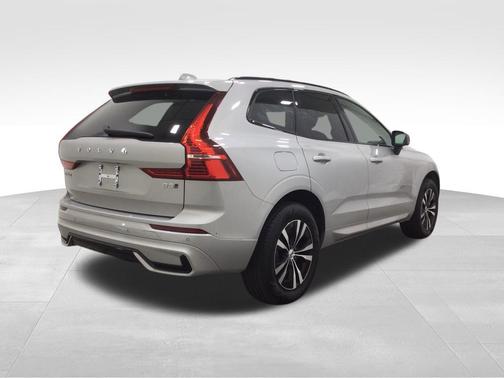 2024 Volvo XC60 B5 Core Dark Theme