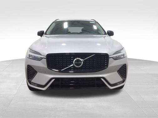 2024 Volvo XC60 B5 Core Dark Theme