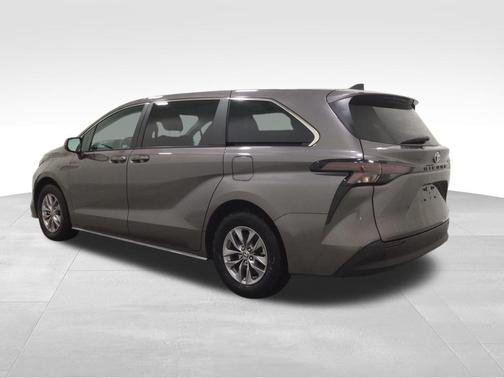 2024 Toyota Sienna LE