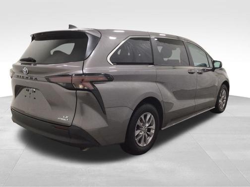 2024 Toyota Sienna LE