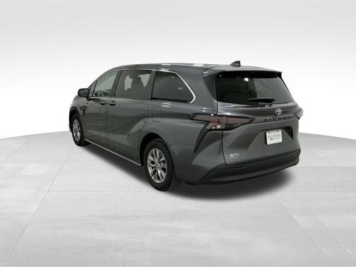 2025 Toyota Sienna LE