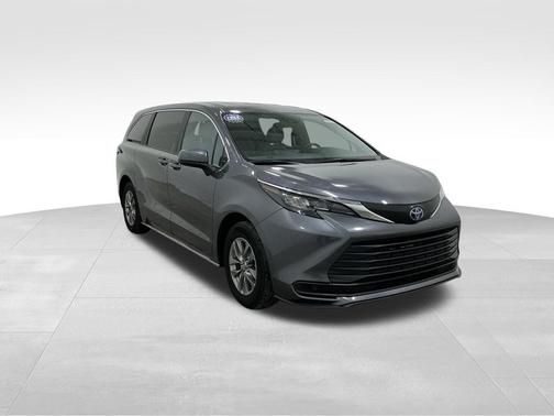 2025 Toyota Sienna LE