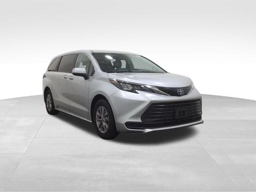 2024 Toyota Sienna LE