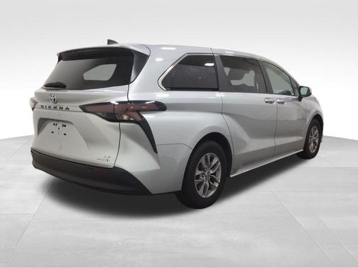 2024 Toyota Sienna LE