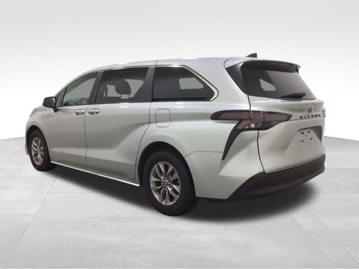 2024 Toyota Sienna LE
