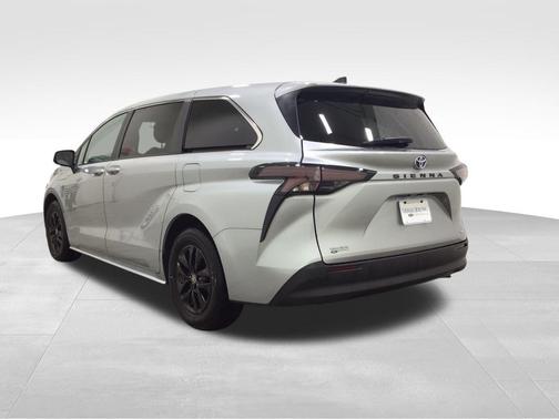 2024 Toyota Sienna LE