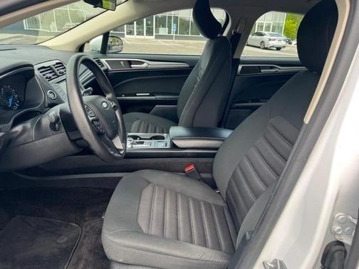 Photo 4 of 12 of 2017 Ford Fusion SE