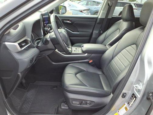 Celestial Silver Metallic 2023 Toyota Highlander XLE