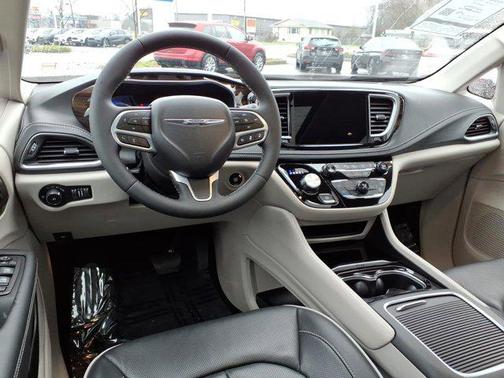 Silver Mist Clearcoat 2024 Chrysler Pacifica Limited