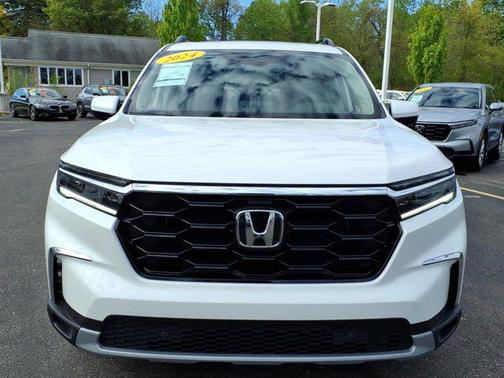Platinum White Pearl 2024 Honda Pilot Touring 8-Passenger