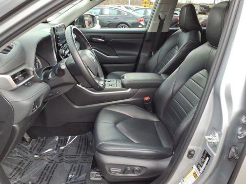 Celestial Silver Metallic 2022 Toyota Highlander XLE