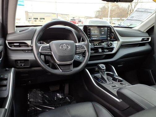 Celestial Silver Metallic 2022 Toyota Highlander XLE