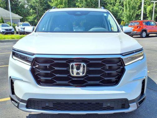 2025 Honda Pilot Touring 8-Passenger