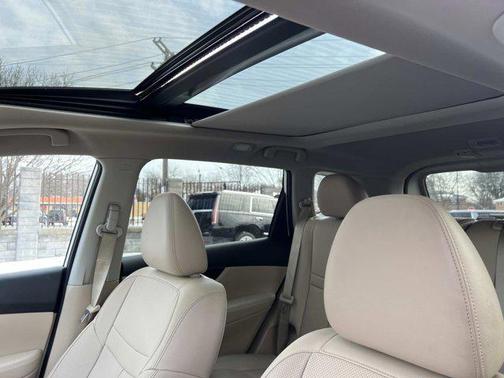 Pearl White Tricoat 2020 Nissan Rogue SL