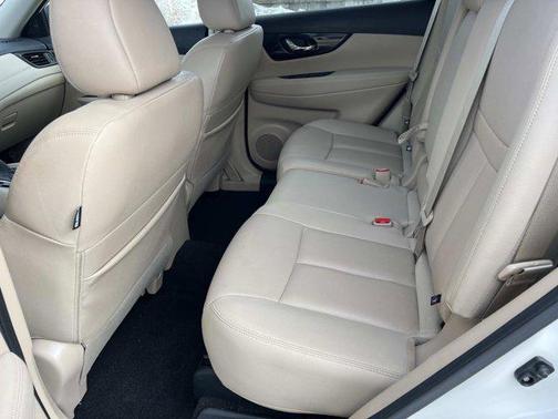 Pearl White Tricoat 2020 Nissan Rogue SL