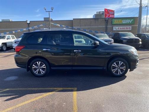 2017 Nissan Pathfinder SL