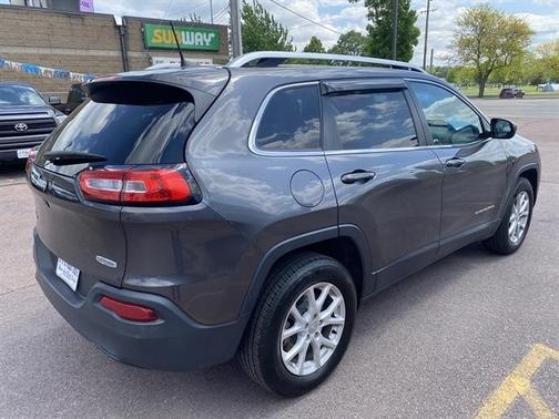Brilliant Black Crystal Pearlcoat 2016 Jeep Cherokee Latitude