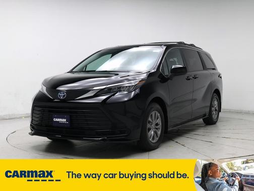 2025 Toyota Sienna LE