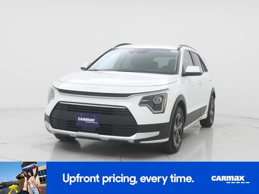 White 2023 Kia Niro EX