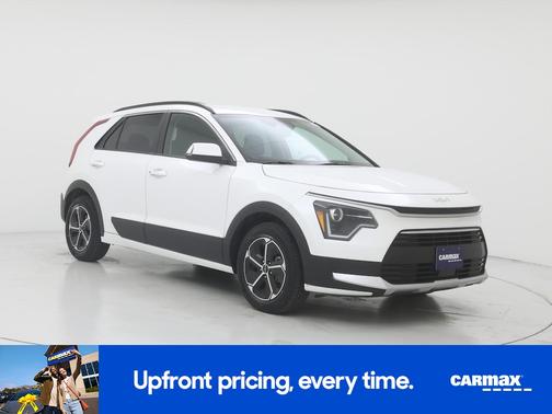White 2023 Kia Niro EX