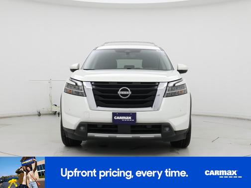White 2022 Nissan Pathfinder SL