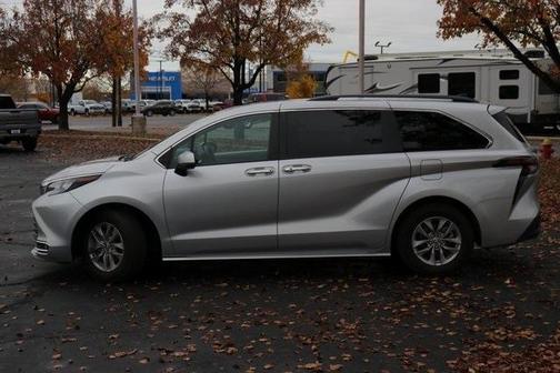 2024 Toyota Sienna XLE