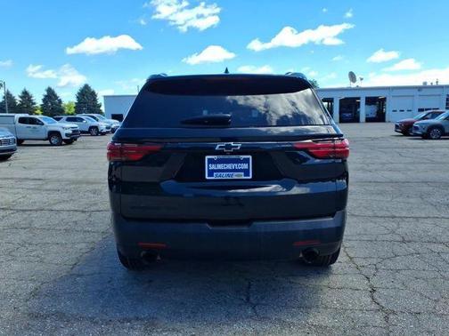 Mosaic Black Metallic 2022 Chevrolet Traverse LT Cloth