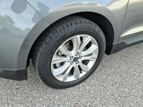 Gray Metallic 2022 Ford Edge Titanium