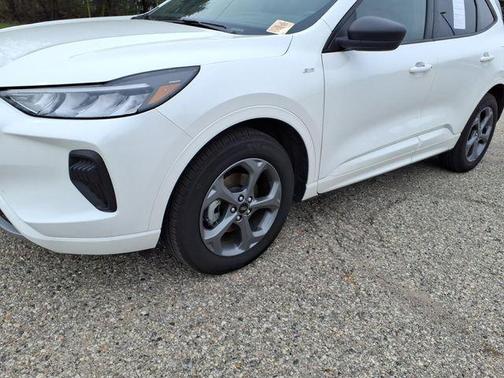 Star White Metallic Tri-Coat 2024 Ford Escape ST-Line