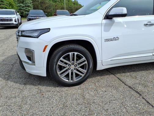 Summit White 2023 Chevrolet Traverse High Country